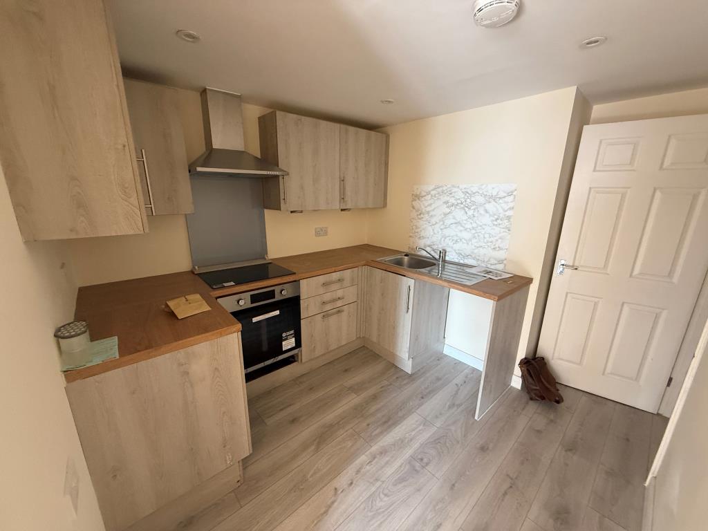 Lot: 47 - WELL PRESENTED TWO-BEDROOM FLAT - Kitchen